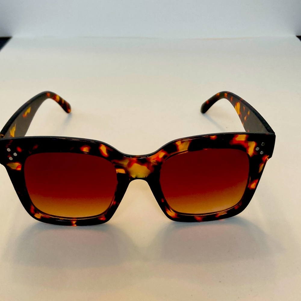 Brand new sunglasses very stylish!